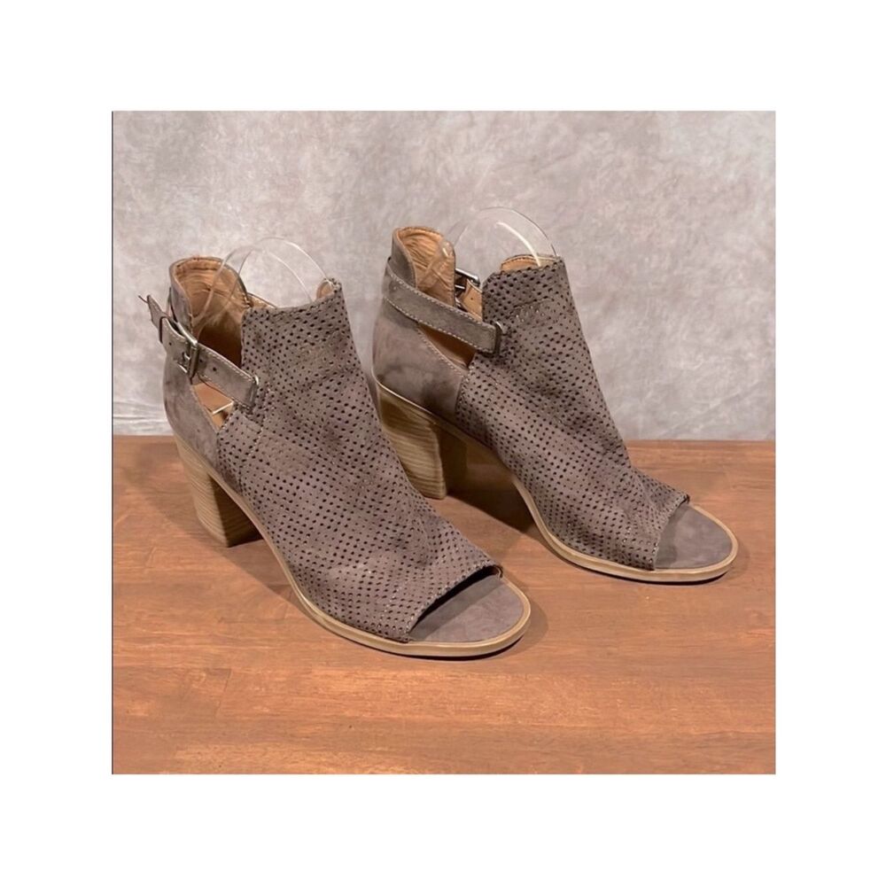 Universal Thread ankle boot heeled sandal with vegan suede perforated size 8